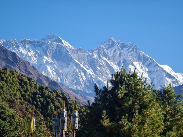 mountain-views-during-ebc-trek